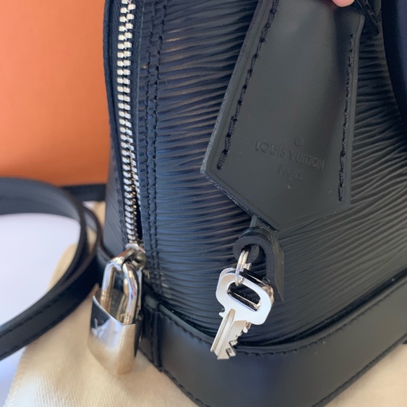 ❤️SOLD❤️Authentic Louis Vuitton Alma BB Epi Noir - Picture 2 of 8